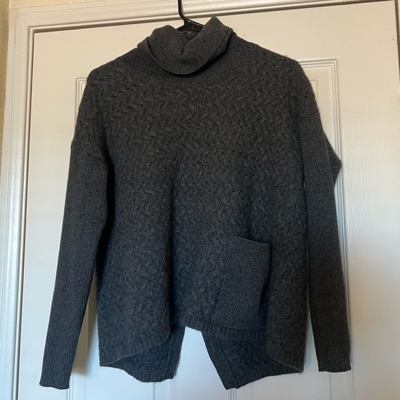 Gray Turtleneck Sweater with Pocket and open back - Picture 1 of 4